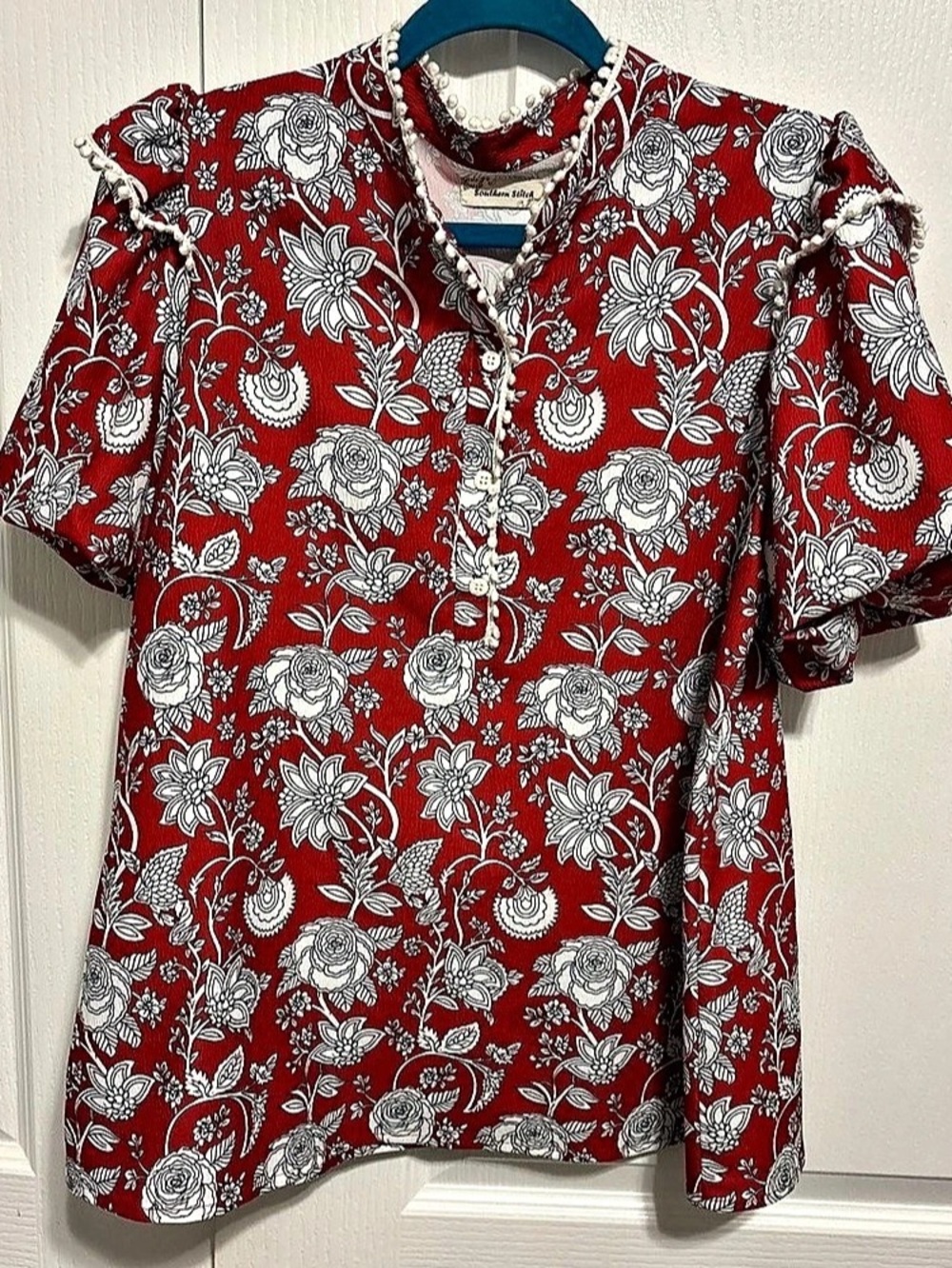 Southern Stitch Floral Blouse in Red & White Size Small Like New